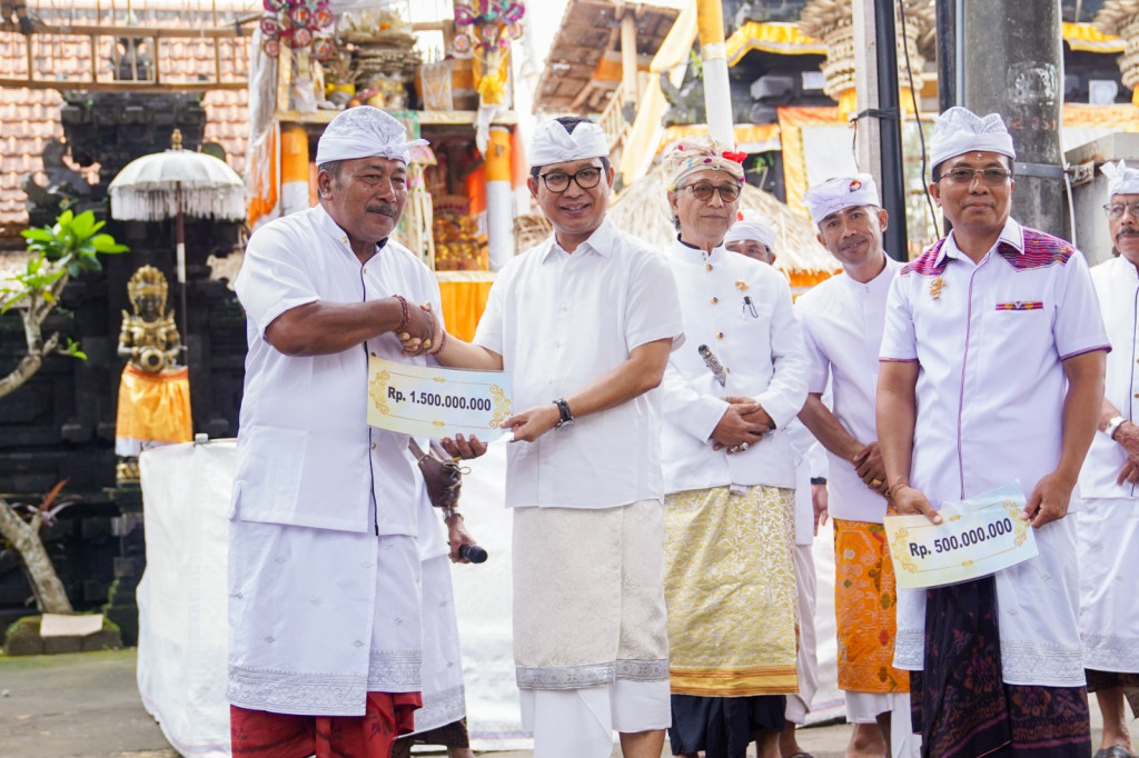 Sekda Adi Arnawa Hadiri Karya Tawur Balik Sumpah Utama Pura Desa Punggul